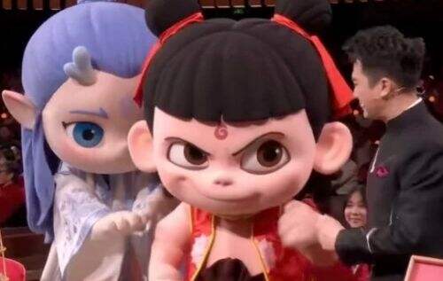 央视元宵晚会现场整活,哪吒打人,敖丙劝架,反差萌让观众乐声一片