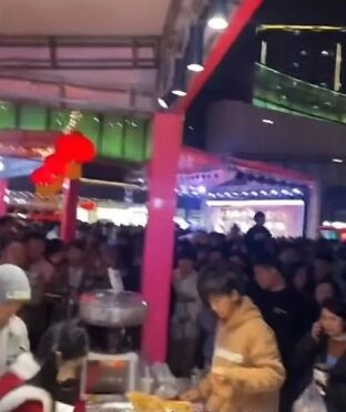 狗头萝莉元宵卖饼太火热,现场围满了人,大量粉丝称排了好久买不到