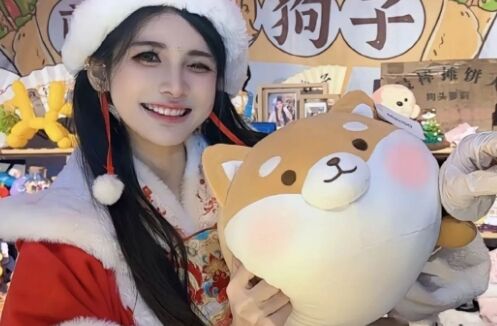 狗头萝莉元宵卖饼太火热,现场围满了人,大量粉丝称排了好久买不到