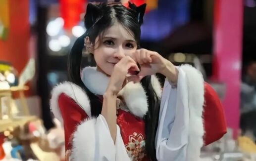 狗头萝莉元宵卖饼太火热,现场围满了人,大量粉丝称排了好久买不到