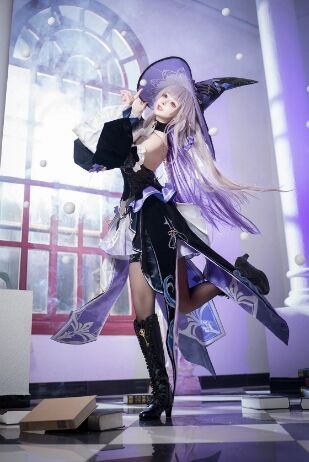 《崩铁》大黑塔COS：身姿曼妙，黑袜透光，绝美的智慧魔女难以拒绝