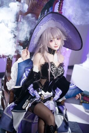 《崩铁》大黑塔COS：身姿曼妙，黑袜透光，绝美的智慧魔女难以拒绝
