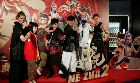 《哪吒2》破百亿海报出炉,登上时代广场大屏,正式出征海外市场