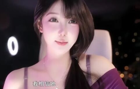 米娜穿紫色吊带裙直播，韵味十足非常吸睛，称酒后冲动都是有预谋的
