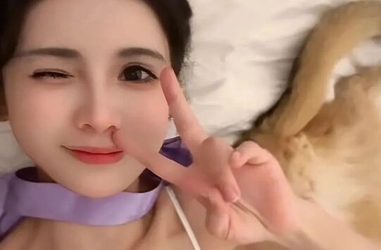 狗头萝莉展示男友视角,高颜值神颜获好评,网友:把中间的猫拿开