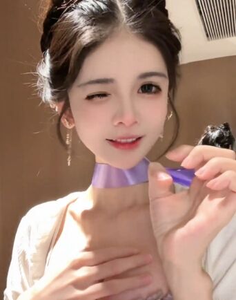 狗头萝莉展示男友视角,高颜值神颜获好评,网友:把中间的猫拿开