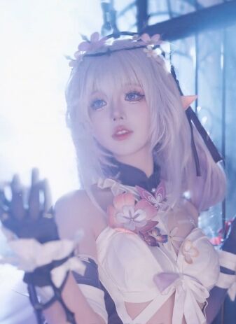 00后美女COS《崩铁》遐蝶:紫色妆造韵味十足,身材比例超赞,太好看了