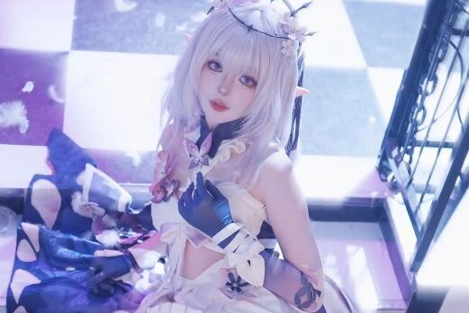 00后美女COS《崩铁》遐蝶:紫色妆造韵味十足,身材比例超赞,太好看了