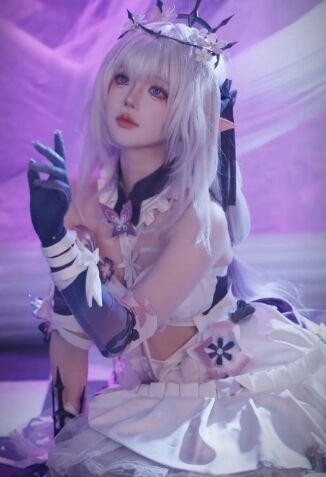 00后美女COS《崩铁》遐蝶:紫色妆造韵味十足,身材比例超赞,太好看了