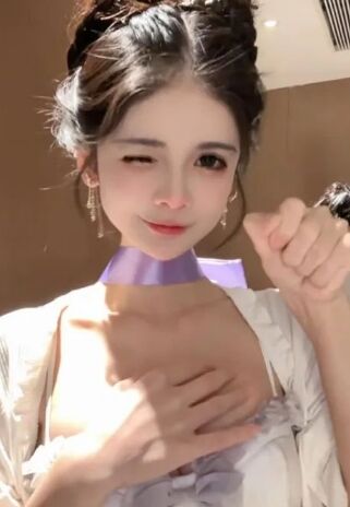 狗头萝莉展示男友视角,高颜值神颜获好评,网友:把中间的猫拿开
