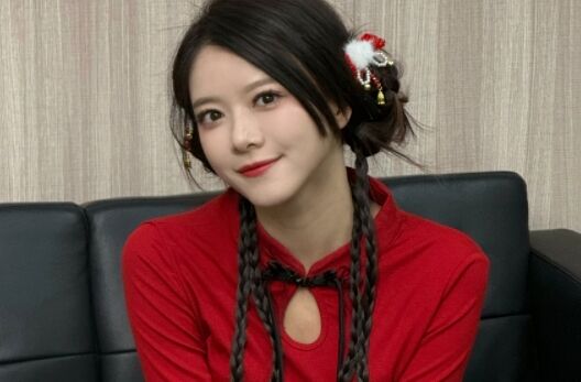 LPL女主持骆歆曝光收入，称去年工资只有16万，网友惊呼：怎么这么少