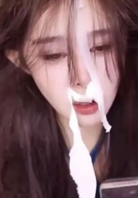 美女主播直播间展示演技，哭诉自己儿时遭遇，称穷怕了希望大家打赏