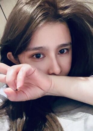美女主播直播间展示演技，哭诉自己儿时遭遇，称穷怕了希望大家打赏