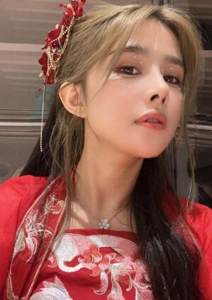 美女主播直播间展示演技，哭诉自己儿时遭遇，称穷怕了希望大家打赏