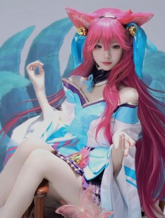 《英雄联盟》阿狸COS：肤白貌美，长腿吸睛，不愧是联盟中的女神