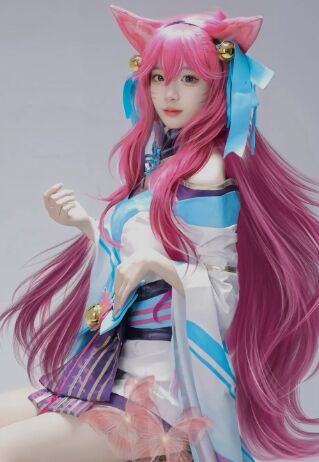 《英雄联盟》阿狸COS：肤白貌美，长腿吸睛，不愧是联盟中的女神