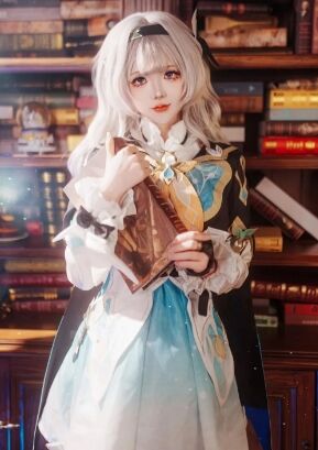 《崩铁》流萤COS:神仙颜值,眼里带光,爱吃甜食的小可爱一枚