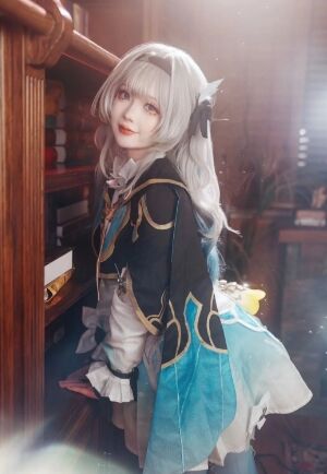 《崩铁》流萤COS:神仙颜值,眼里带光,爱吃甜食的小可爱一枚