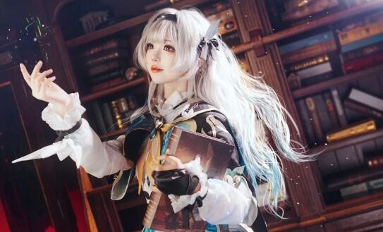 《崩铁》流萤COS:神仙颜值,眼里带光,爱吃甜食的小可爱一枚