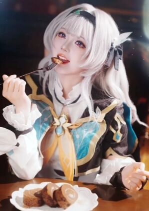 《崩铁》流萤COS:神仙颜值,眼里带光,爱吃甜食的小可爱一枚