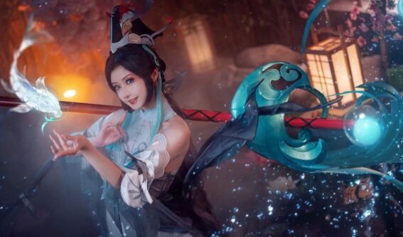 《王者荣耀》大乔白鹤梁神女COS：曲线身材太无敌，美得让人流连忘返