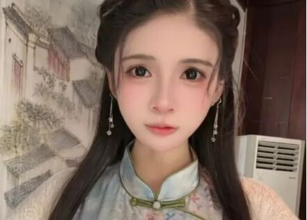 狗头萝莉转行拍摄短剧,身穿青色旗袍太好看,完美身材十分吸睛
