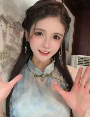 狗头萝莉转行拍摄短剧,身穿青色旗袍太好看,完美身材十分吸睛