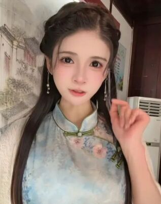 狗头萝莉转行拍摄短剧,身穿青色旗袍太好看,完美身材十分吸睛