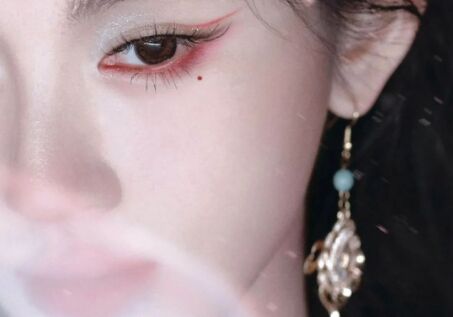 鞠婧祎COS《王者荣耀》嫦娥:粉红衣裙太还原,眼角泪痣点睛之笔