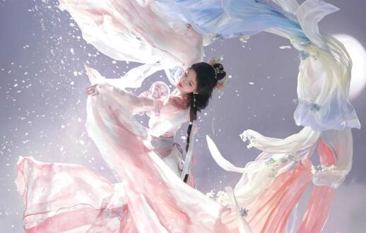 鞠婧祎COS《王者荣耀》嫦娥:粉红衣裙太还原,眼角泪痣点睛之笔