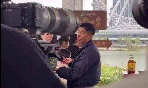 撒贝宁与王鸥现身福州,众明星齐聚太热闹,现场吃地道美食直夸赞