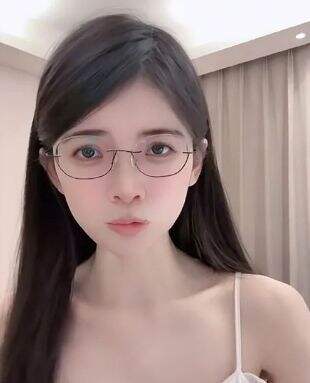 狗头萝莉发布澄清视频，解释大家热议话题，称自己想努力做个好人