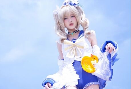 《原神》芭芭拉泳装COS:活力满满,魅力闪耀,甜甜花都甜不过她