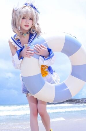 《原神》芭芭拉泳装COS:活力满满,魅力闪耀,甜甜花都甜不过她
