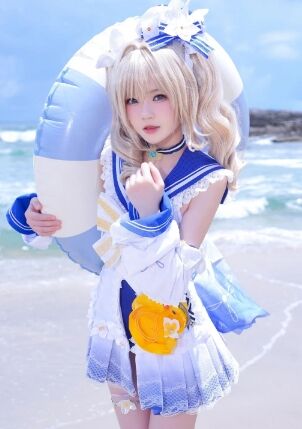 《原神》芭芭拉泳装COS:活力满满,魅力闪耀,甜甜花都甜不过她