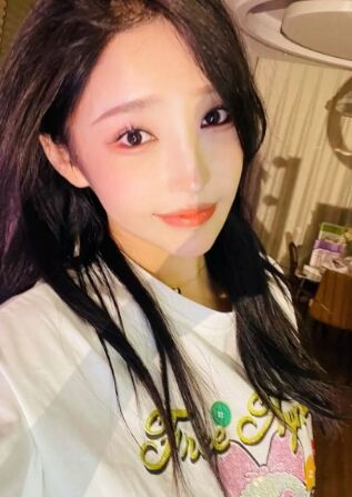 女主播喊话大哥，称给100万就退播，曾说自己不看重钱，态度变化引热议