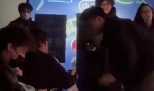 LPL现场女粉殴打工作人员，曾攻击帽子叔叔，被强行拉走永久禁止观赛