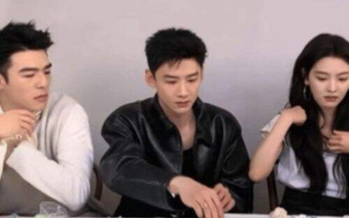 白敬亭新剧宣传直播太尴尬，全程不搭理章若楠，剧组都在看他眼色