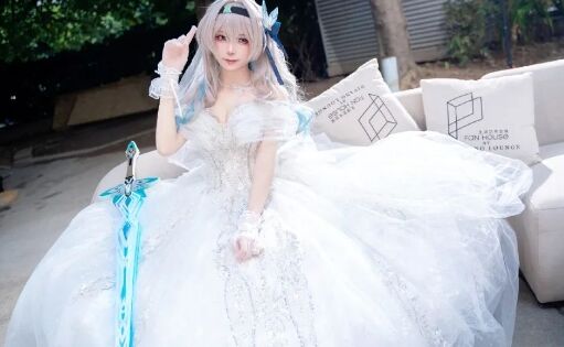 《崩铁》流萤婚纱版COS：神仙颜值，一笑倾城，这回眸也太美了