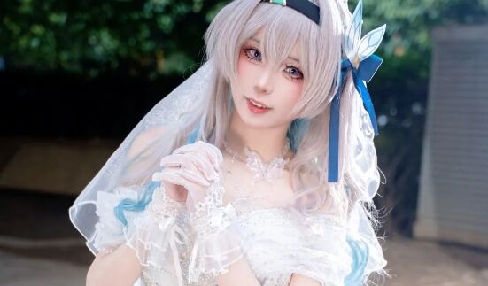 《崩铁》流萤婚纱版COS：神仙颜值，一笑倾城，这回眸也太美了