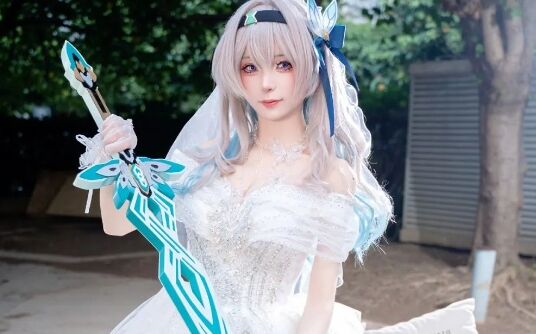 《崩铁》流萤婚纱版COS：神仙颜值，一笑倾城，这回眸也太美了