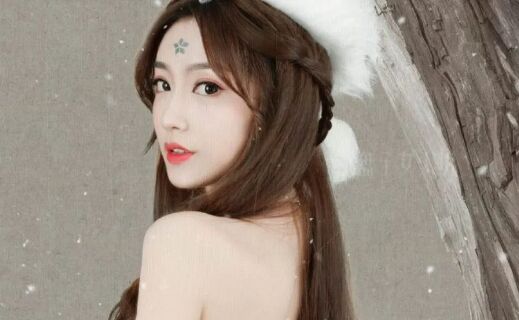 美女解说COS《王者荣耀》王昭君：寒冬腊梅，白裙翩翩，原皮昭君太美