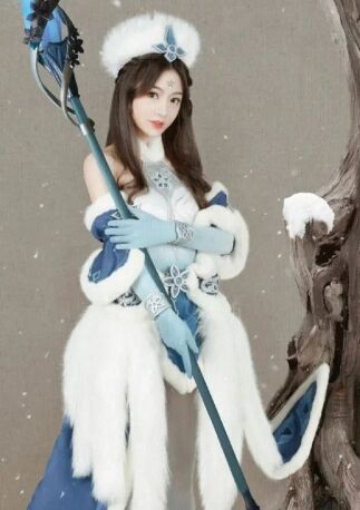 美女解说COS《王者荣耀》王昭君：寒冬腊梅，白裙翩翩，原皮昭君太美