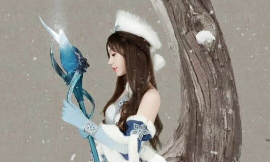 美女解说COS《王者荣耀》王昭君：寒冬腊梅，白裙翩翩，原皮昭君太美