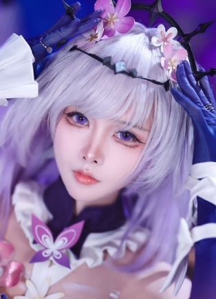 《崩坏星穹铁道》遐蝶COS：妆造华丽，身材吸睛，颜值真的太高了