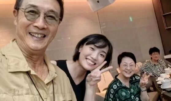 42岁胡歌罕见秀恩爱，晒与妻子合照，互动亲密太幸福，好有夫妻相