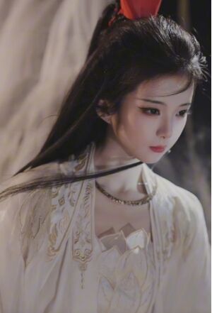 00后美女COS《哪吒2》鹤童,气质清纯甜美,还原度极高,谁能不心动