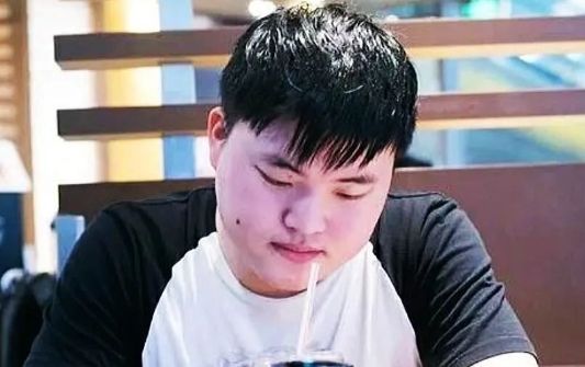Uzi深夜直播自述压力太大，称十分努力但人气不达标，工资都拿不到