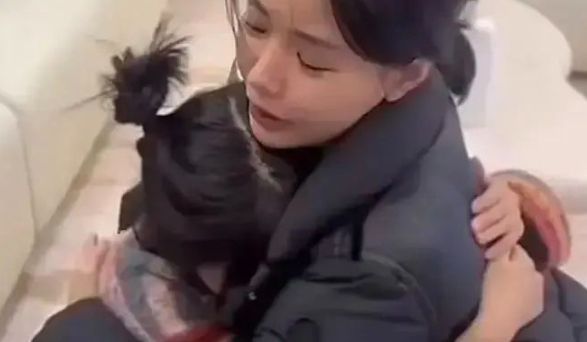小杨哥徒弟小黄被曝赔不起天价违约金，吃药被抢救，本人回应来了