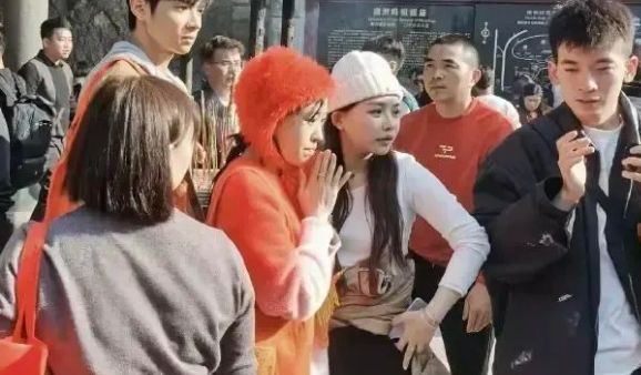 小杨哥徒弟小黄被曝赔不起天价违约金，吃药被抢救，本人回应来了